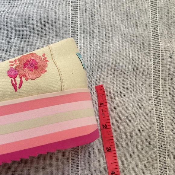 TOMS NWT embroidered platform shoes. - Picture 7 of 12